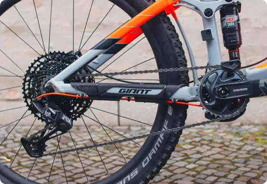 Bicicleta situada frente a un fondo neutro