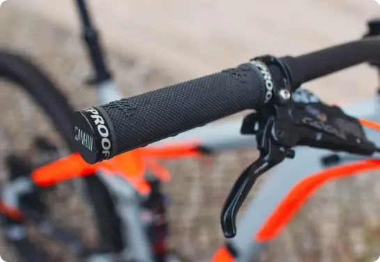 Detalle del cockpit de una bicicleta