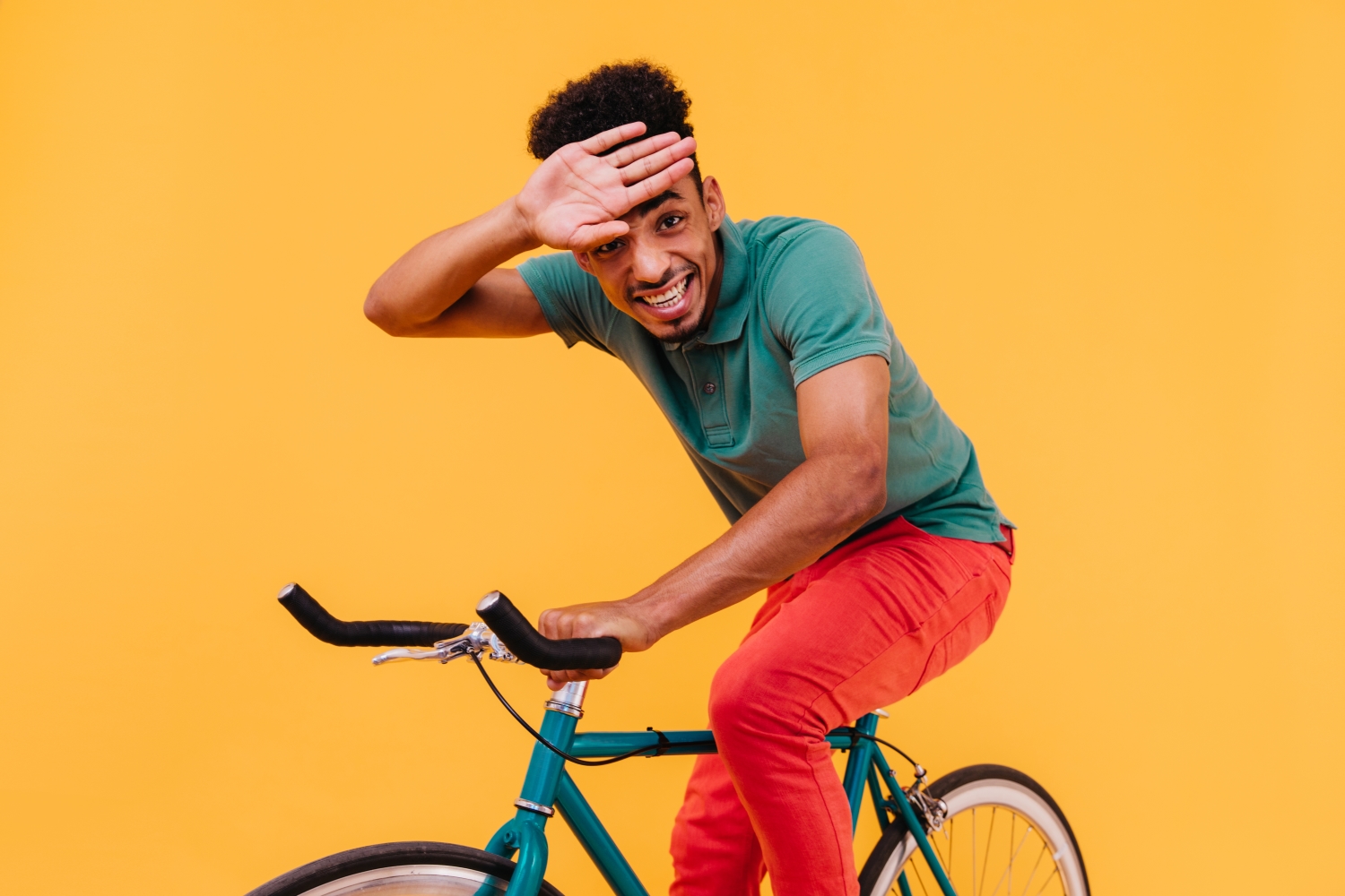 Persona en bici sobre fondo amarillo
