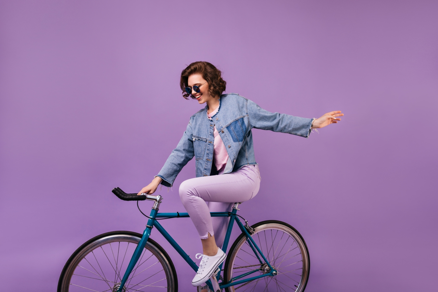 Persona en bici sobre fondo morado
