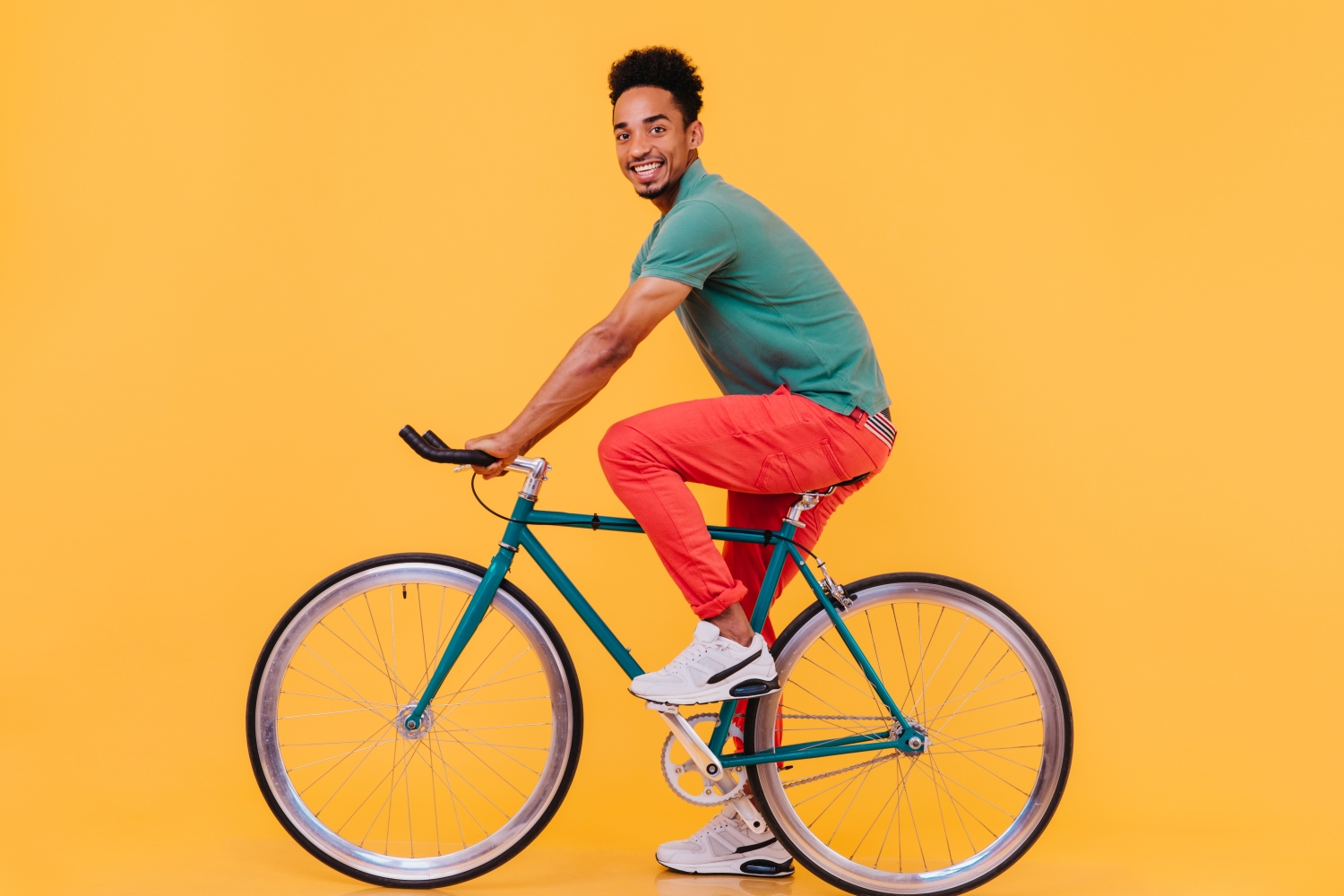 Persona en bici sobre fondo amarillo